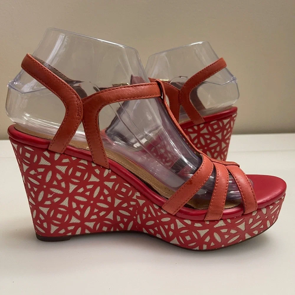 Clarks Wedge Sandals Size 7.5 Amelia Castle Coral Artisan Leather Platform Heels